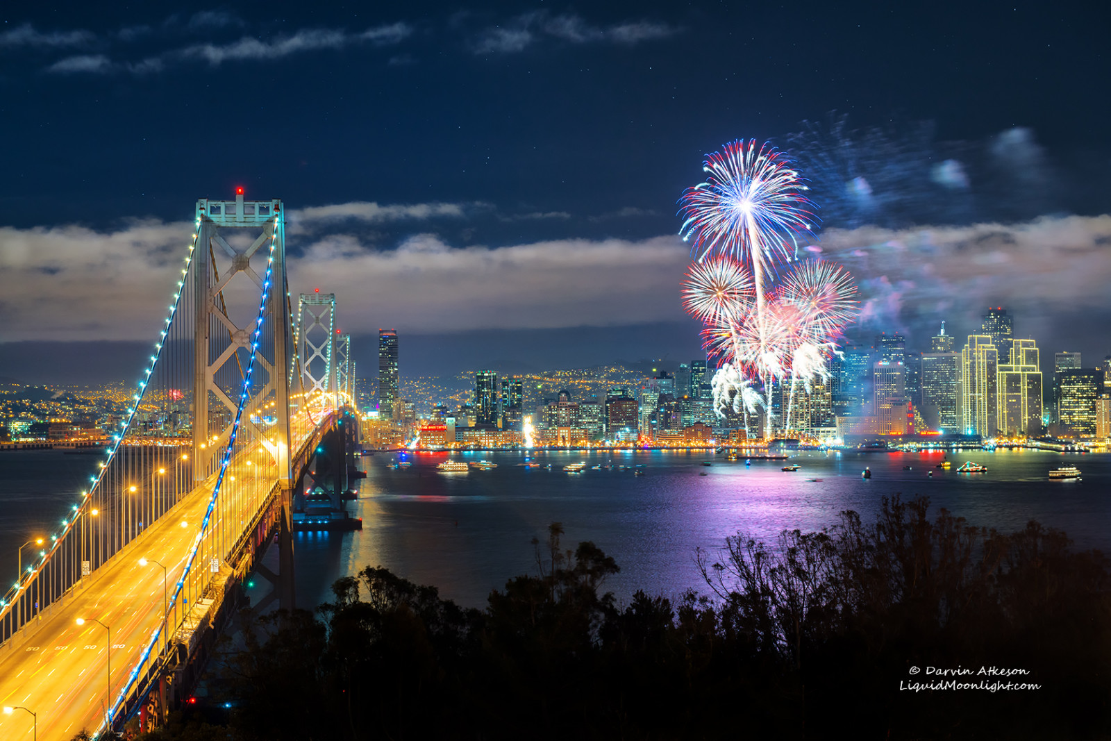 美國(guó)新海灣大橋由振華重工承建,全長(zhǎng)為2.88公里,雙向共有12車道,設(shè)計(jì)日均汽車流量達(dá)30萬(wàn)輛,可抗八級(jí)地震。橋上安裝了2萬(wàn)5千盞節(jié)能燈,變化出多種圖形,使其代替金門大橋成為舊金山的新地標(biāo),并與東海岸的自由女神像遙相呼應(yīng)。 振華重工2006年承建美國(guó)新海灣大橋項(xiàng)目,2011年圓滿完成交付,共歷時(shí)5年。2013年9月3日,美國(guó)舊金山-奧克蘭海灣大橋正式通車。新海灣大橋坐落在美國(guó)西海岸舊金山海灣地區(qū),是世界同類鋼結(jié)構(gòu)橋梁中技術(shù)難度最高、跨度最大的單塔自錨抗震懸索鋼橋。中交集團(tuán)所屬振華重工承建新海灣大橋4.5萬(wàn)噸的鋼結(jié)構(gòu)。 美國(guó)新海灣大橋由振華重工承建,全長(zhǎng)為2.88公里,雙向共有12車道,設(shè)計(jì)日均汽車流量達(dá)30萬(wàn)輛,可抗八級(jí)地震。橋上安裝了2萬(wàn)5千盞節(jié)能燈,變化出多種圖形,使其代替金門大橋成為舊金山的新地標(biāo),并與東海岸的自由女神像遙相呼應(yīng)。 振華重工2006年承建美國(guó)新海灣大橋項(xiàng)目,2011年圓滿完成交付,共歷時(shí)5年。2013年9月3日,美國(guó)舊金山-奧克蘭海灣大橋正式通車。新海灣大橋坐落在美國(guó)西海岸舊金山海灣地區(qū),是世界同類鋼結(jié)構(gòu)橋梁中技術(shù)難度最高、跨度最大的單塔自錨抗震懸索鋼橋。中交集團(tuán)所屬振華重工承建新海灣大橋4.5萬(wàn)噸的鋼結(jié)構(gòu)。