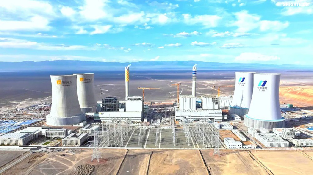 9月4日,我國(guó)“沙戈荒”新能源外送基地——新疆華電哈密2×100萬(wàn)千瓦煤電項(xiàng)目建成投產(chǎn),經(jīng)過(guò)為期半個(gè)多月試運(yùn)行,狀況良好。在該項(xiàng)目建設(shè)過(guò)程中,河鋼集團(tuán)舞鋼公司容器鋼板替代進(jìn)口,獨(dú)家用于項(xiàng)目所需國(guó)內(nèi)首批100萬(wàn)千瓦高效超超臨界純?nèi)夹陆邏A煤鍋爐等核心設(shè)備的制作,為國(guó)家重點(diǎn)新能源項(xiàng)目建設(shè)作出突出貢獻(xiàn)。 9月4日,我國(guó)“沙戈荒”新能源外送基地——新疆華電哈密2×100萬(wàn)千瓦煤電項(xiàng)目建成投產(chǎn),經(jīng)過(guò)為期半個(gè)多月試運(yùn)行,狀況良好。在該項(xiàng)目建設(shè)過(guò)程中,河鋼集團(tuán)舞鋼公司容器鋼板替代進(jìn)口,獨(dú)家用于項(xiàng)目所需國(guó)內(nèi)首批100萬(wàn)千瓦高效超超臨界純?nèi)夹陆邏A煤鍋爐等核心設(shè)備的制作,為國(guó)家重點(diǎn)新能源項(xiàng)目建設(shè)作出突出貢獻(xiàn)。