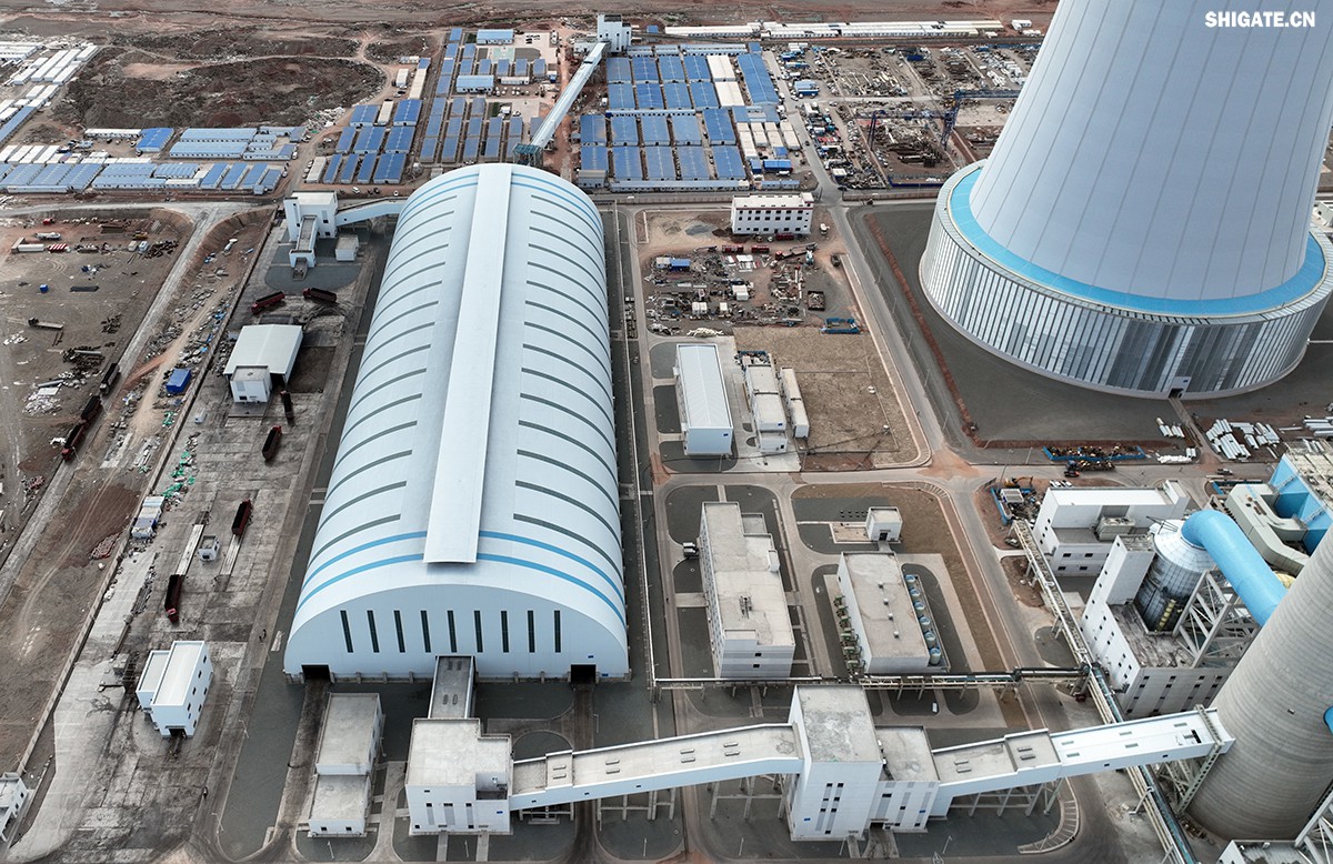 9月4日,我國(guó)“沙戈荒”新能源外送基地——新疆華電哈密2×100萬(wàn)千瓦煤電項(xiàng)目建成投產(chǎn),經(jīng)過(guò)為期半個(gè)多月試運(yùn)行,狀況良好。在該項(xiàng)目建設(shè)過(guò)程中,河鋼集團(tuán)舞鋼公司容器鋼板替代進(jìn)口,獨(dú)家用于項(xiàng)目所需國(guó)內(nèi)首批100萬(wàn)千瓦高效超超臨界純?nèi)夹陆邏A煤鍋爐等核心設(shè)備的制作,為國(guó)家重點(diǎn)新能源項(xiàng)目建設(shè)作出突出貢獻(xiàn)。 9月4日,我國(guó)“沙戈荒”新能源外送基地——新疆華電哈密2×100萬(wàn)千瓦煤電項(xiàng)目建成投產(chǎn),經(jīng)過(guò)為期半個(gè)多月試運(yùn)行,狀況良好。在該項(xiàng)目建設(shè)過(guò)程中,河鋼集團(tuán)舞鋼公司容器鋼板替代進(jìn)口,獨(dú)家用于項(xiàng)目所需國(guó)內(nèi)首批100萬(wàn)千瓦高效超超臨界純?nèi)夹陆邏A煤鍋爐等核心設(shè)備的制作,為國(guó)家重點(diǎn)新能源項(xiàng)目建設(shè)作出突出貢獻(xiàn)。