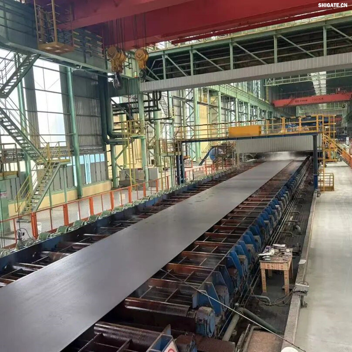 12月2日,周口基地傳來喜訊——其寬厚板產(chǎn)線先后完成了14mm、12mm規(guī)格鋼板的首次軋制,此次試軋的低溫壓力容器鋼板09MnNiDR和工程機械用鋼Q355B兩種牌號鋼板均順利下線,經(jīng)嚴格檢測,各項指標均超過標準要求。這一突破標志著該基地雙超寬機架產(chǎn)線在6mm至300mm寬厚板的規(guī)格拓展征程中邁出了堅實的一步,好產(chǎn)品的覆蓋范圍得以進一步擴大。 12月2日,周口基地傳來喜訊——其寬厚板產(chǎn)線先后完成了14mm、12mm規(guī)格鋼板的首次軋制,此次試軋的低溫壓力容器鋼板09MnNiDR和工程機械用鋼Q355B兩種牌號鋼板均順利下線,經(jīng)嚴格檢測,各項指標均超過標準要求。這一突破標志著該基地雙超寬機架產(chǎn)線在6mm至300mm寬厚板的規(guī)格拓展征程中邁出了堅實的一步,好產(chǎn)品的覆蓋范圍得以進一步擴大。