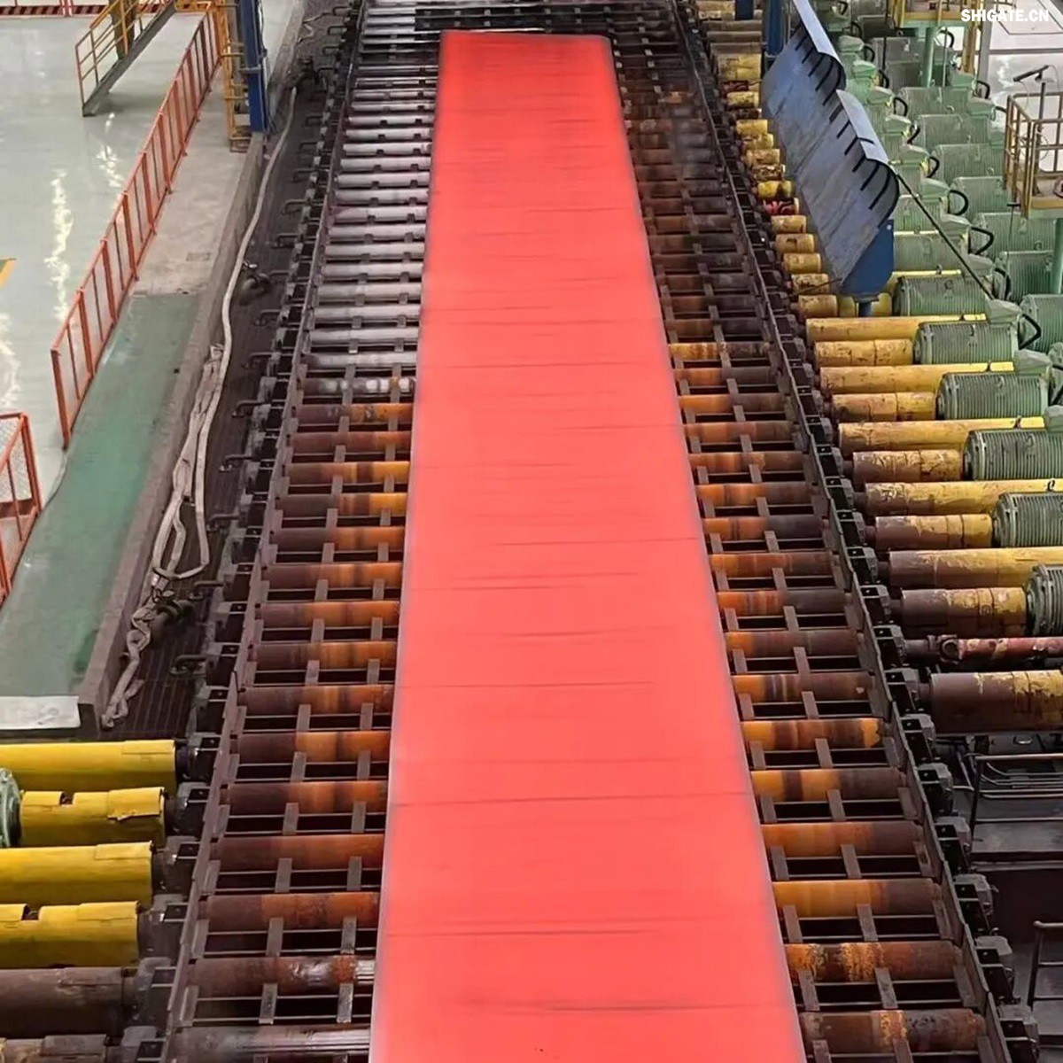 12月2日,周口基地傳來喜訊——其寬厚板產(chǎn)線先后完成了14mm、12mm規(guī)格鋼板的首次軋制,此次試軋的低溫壓力容器鋼板09MnNiDR和工程機械用鋼Q355B兩種牌號鋼板均順利下線,經(jīng)嚴格檢測,各項指標均超過標準要求。這一突破標志著該基地雙超寬機架產(chǎn)線在6mm至300mm寬厚板的規(guī)格拓展征程中邁出了堅實的一步,好產(chǎn)品的覆蓋范圍得以進一步擴大。 12月2日,周口基地傳來喜訊——其寬厚板產(chǎn)線先后完成了14mm、12mm規(guī)格鋼板的首次軋制,此次試軋的低溫壓力容器鋼板09MnNiDR和工程機械用鋼Q355B兩種牌號鋼板均順利下線,經(jīng)嚴格檢測,各項指標均超過標準要求。這一突破標志著該基地雙超寬機架產(chǎn)線在6mm至300mm寬厚板的規(guī)格拓展征程中邁出了堅實的一步,好產(chǎn)品的覆蓋范圍得以進一步擴大。