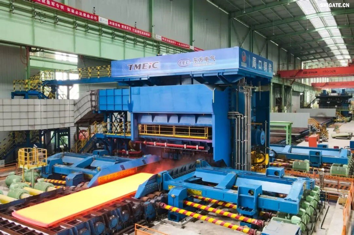 12月2日,周口基地傳來喜訊——其寬厚板產(chǎn)線先后完成了14mm、12mm規(guī)格鋼板的首次軋制,此次試軋的低溫壓力容器鋼板09MnNiDR和工程機械用鋼Q355B兩種牌號鋼板均順利下線,經(jīng)嚴格檢測,各項指標均超過標準要求。這一突破標志著該基地雙超寬機架產(chǎn)線在6mm至300mm寬厚板的規(guī)格拓展征程中邁出了堅實的一步,好產(chǎn)品的覆蓋范圍得以進一步擴大。 12月2日,周口基地傳來喜訊——其寬厚板產(chǎn)線先后完成了14mm、12mm規(guī)格鋼板的首次軋制,此次試軋的低溫壓力容器鋼板09MnNiDR和工程機械用鋼Q355B兩種牌號鋼板均順利下線,經(jīng)嚴格檢測,各項指標均超過標準要求。這一突破標志著該基地雙超寬機架產(chǎn)線在6mm至300mm寬厚板的規(guī)格拓展征程中邁出了堅實的一步,好產(chǎn)品的覆蓋范圍得以進一步擴大。